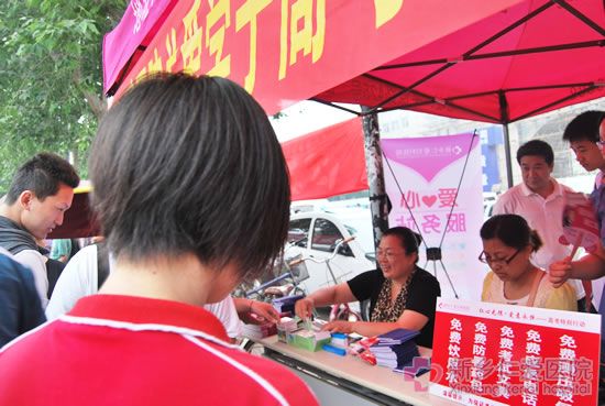 新鄉(xiāng)仁愛(ài)婦科醫(yī)院的工作人員為考生免費(fèi)發(fā)放文具
